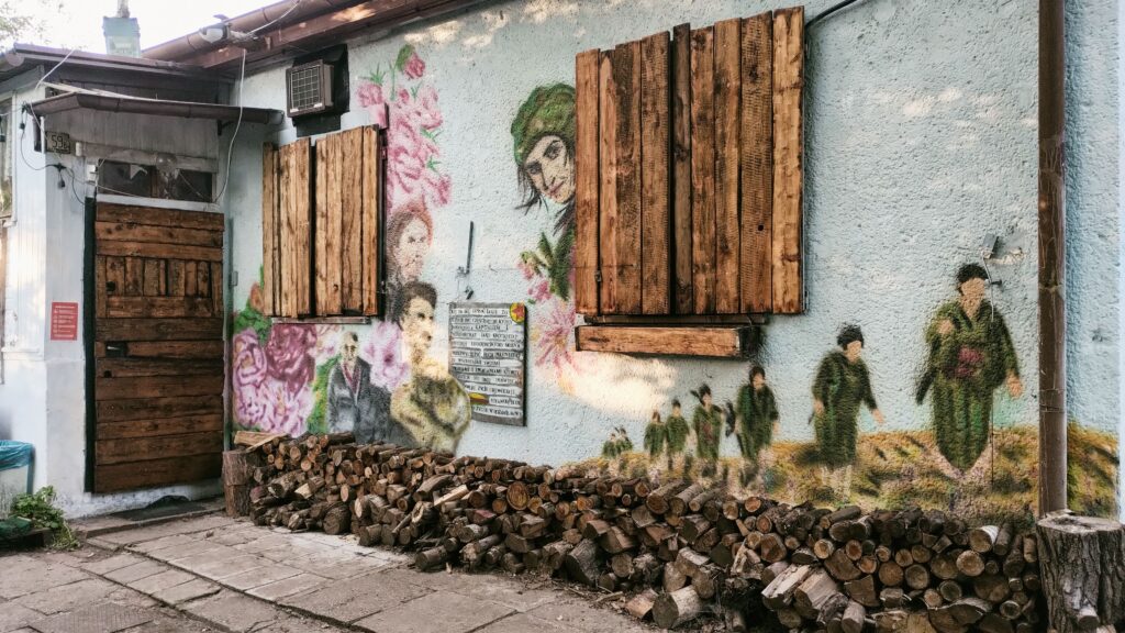 Mural na frontowej ścianie OCSK Postój we Wrocławiu. Zawiera to co opisane w tekście.